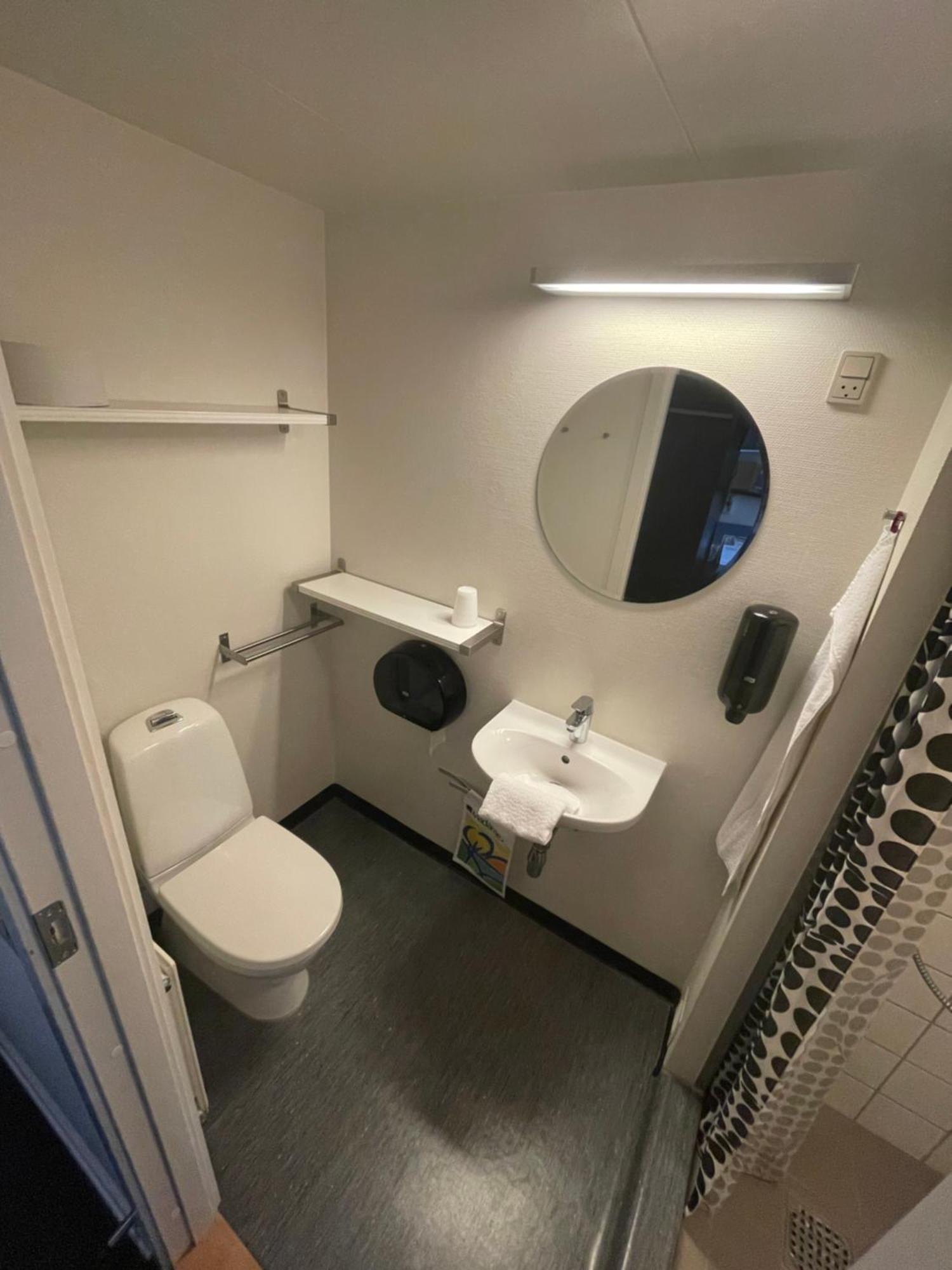 Stoberiet Hostel Svendborg Luaran gambar A typical bathroom in a student residence hall at the University of Helsinki