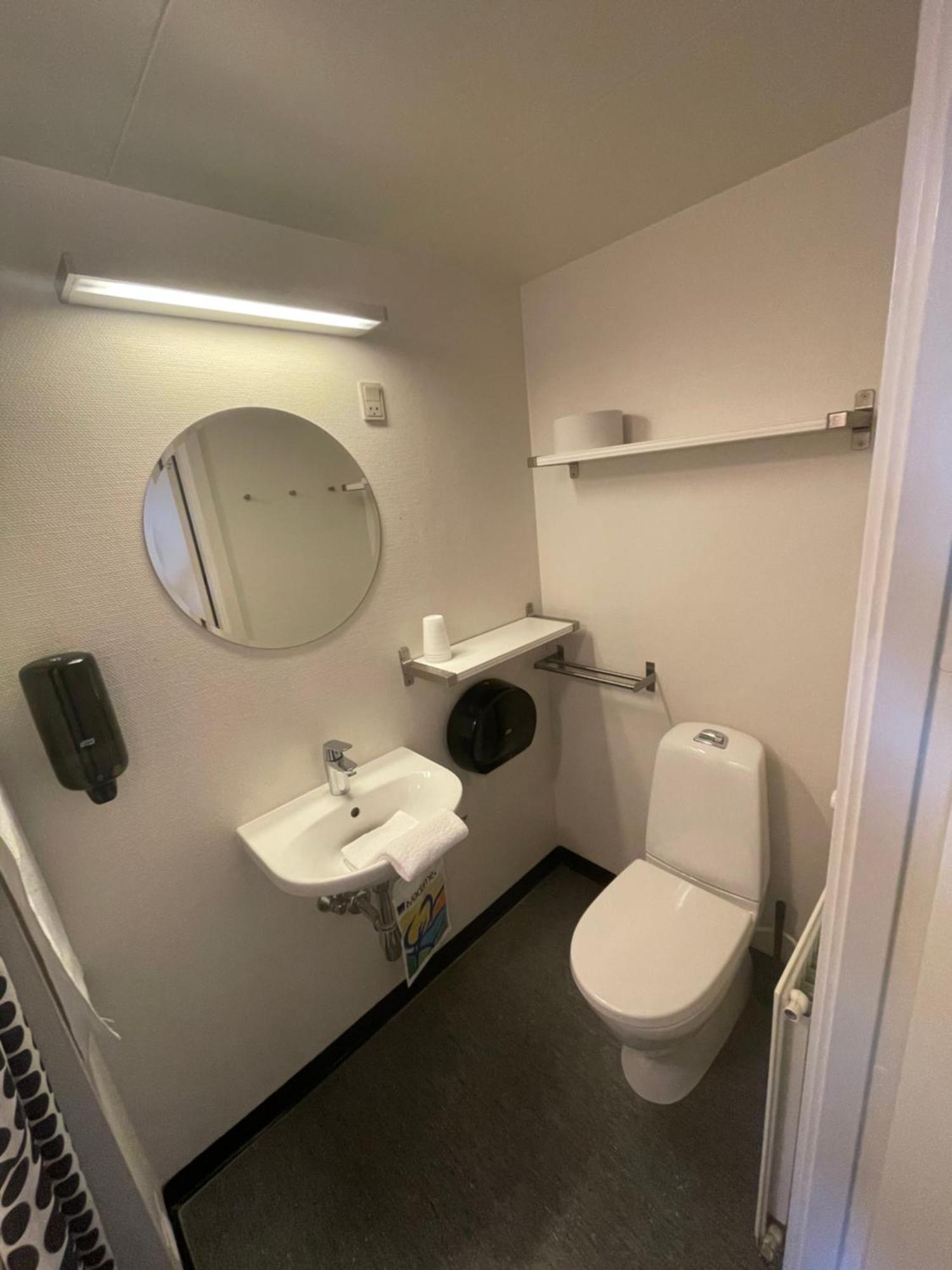 Stoberiet Hostel Svendborg Luaran gambar A typical bathroom in a hostel