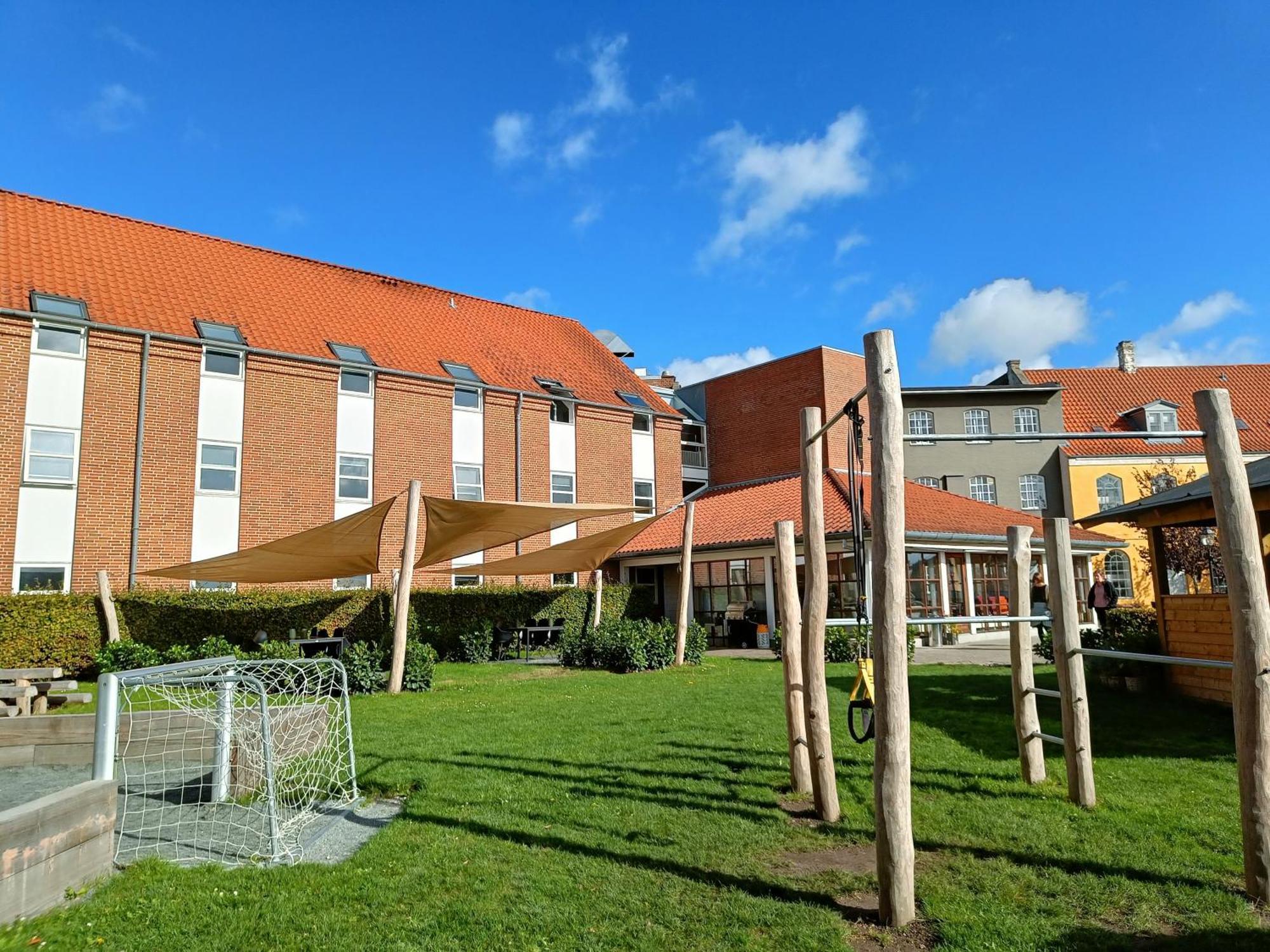 Stoberiet Hostel Svendborg Luaran gambar The school's main building