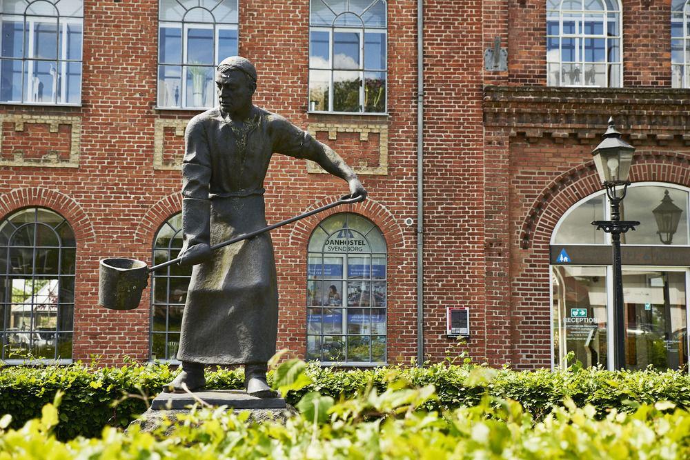Stoberiet Hostel Svendborg Luaran gambar The statue of Mary Shelley in front of the school